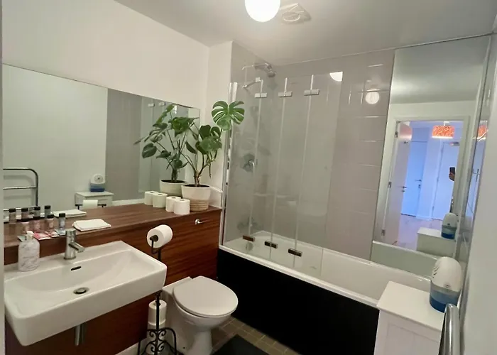 Quarto em Acomodações Particulares Exclusive King-size Bed Comfort With Serene Garden View