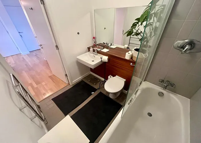 Exclusive King-size Bed Comfort With Serene Garden View Quarto em Acomodações Particulares Dublin