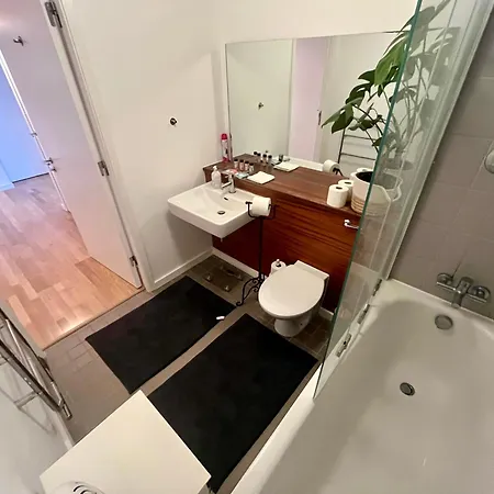 Exclusive King-size Bed Comfort With Serene Garden View Homestay Dublin