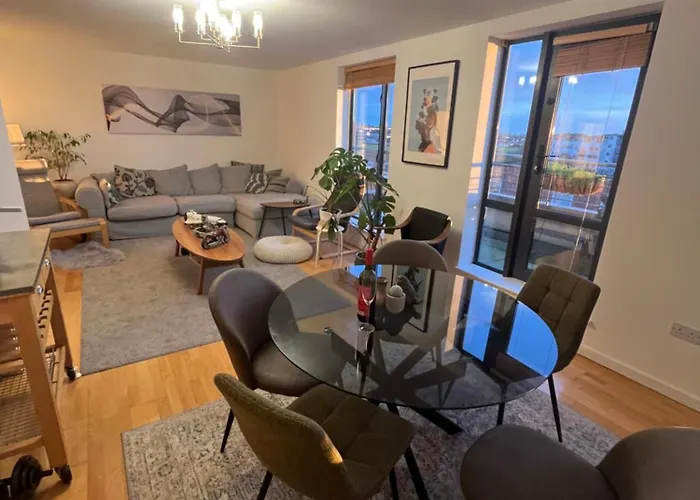 Quarto em Acomodações Particulares Exclusive King-size Bed Comfort With Serene Garden View