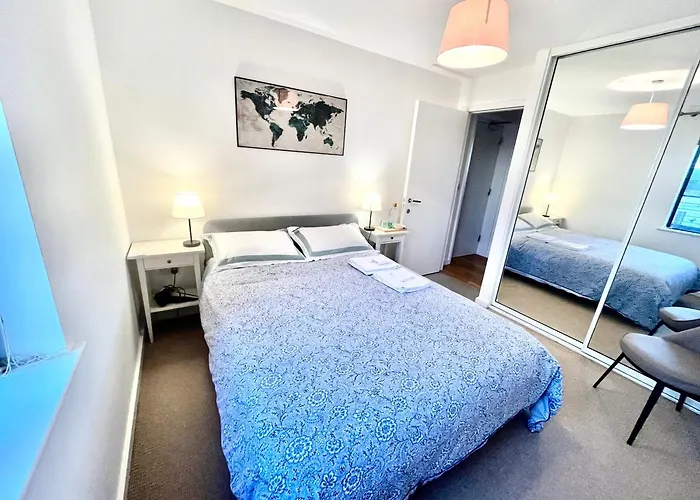 Quarto em Acomodações Particulares Exclusive King-size Bed Comfort With Serene Garden View *