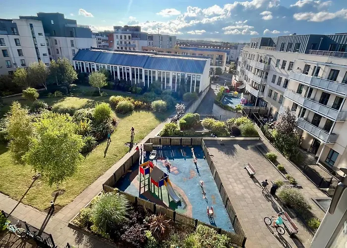 Quarto em Acomodações Particulares Exclusive King-size Bed Comfort With Serene Garden View *