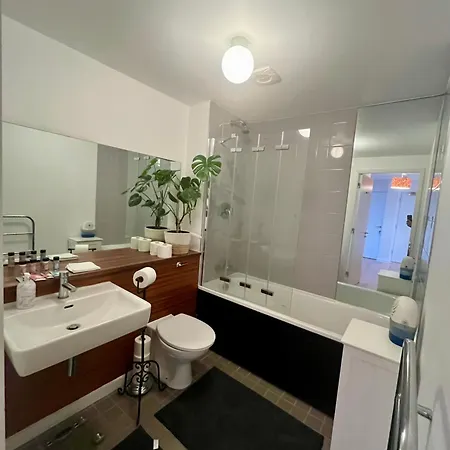 民宿 Exclusive King-size Bed Comfort With Serene Garden View