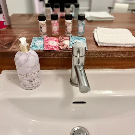 民宿 Exclusive King-size Bed Comfort With Serene Garden View *